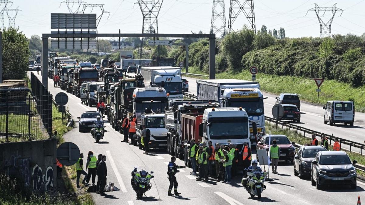 Tüntetés tört ki Franciaországban a magas üzemanyagárak miatt, áll a bál az utakon