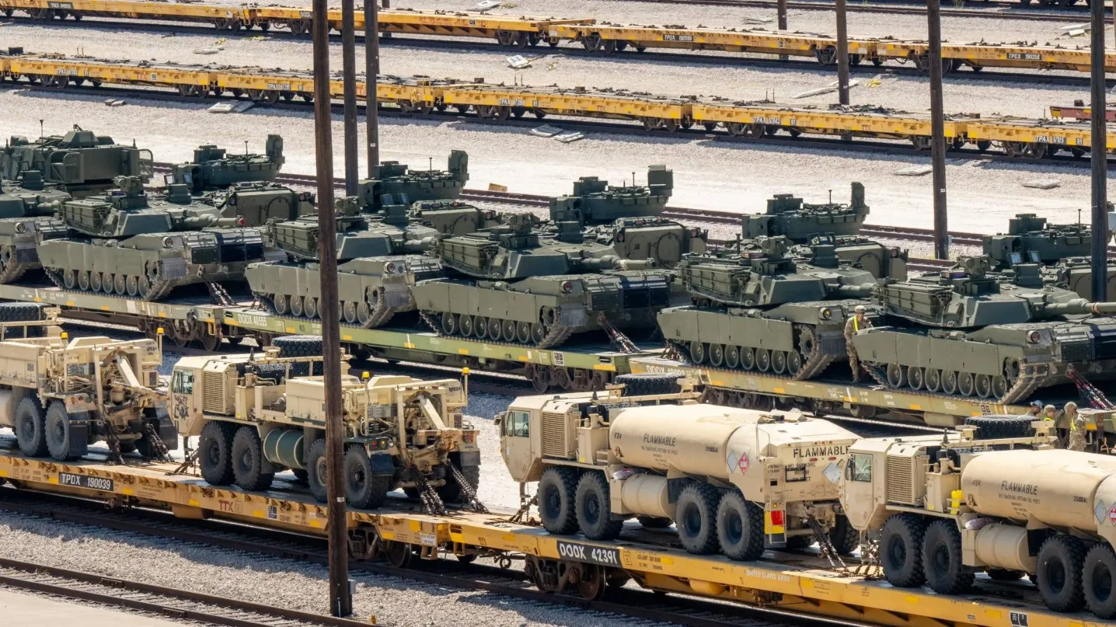 Rákapcsolna a fegyvergyártásra az USA – az autóipart is bevonnák