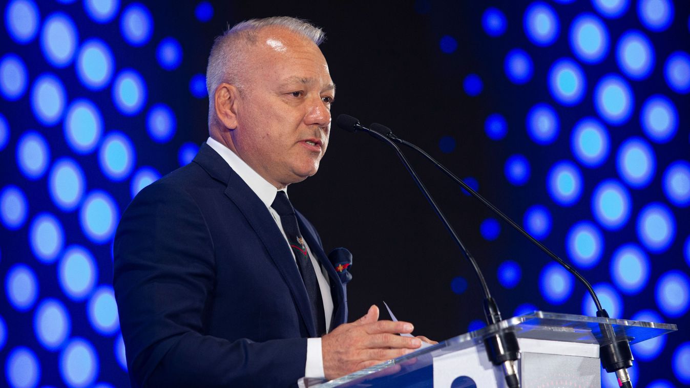 A tiszás milliárdos azon gondolkodott élő adásban, hogyan lehetne cenzúrázni a „gyűlölködőket”