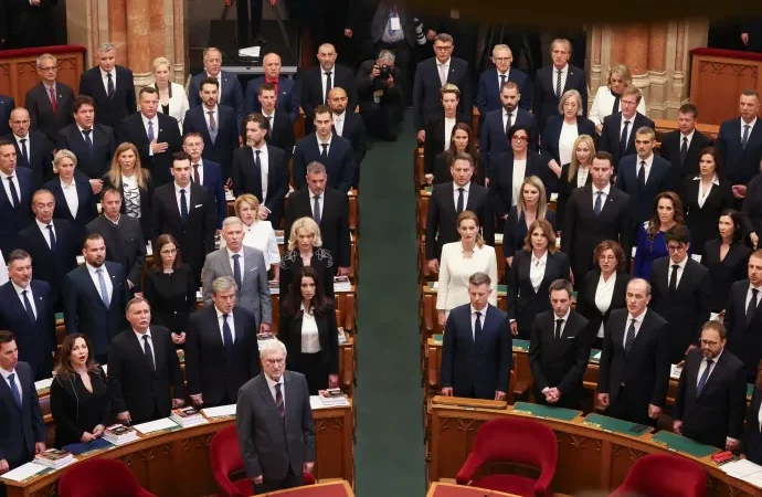 A kettészakadt ország napja: Magyar Péter beiktatása és az Országház ostrom nélküli elfoglalása