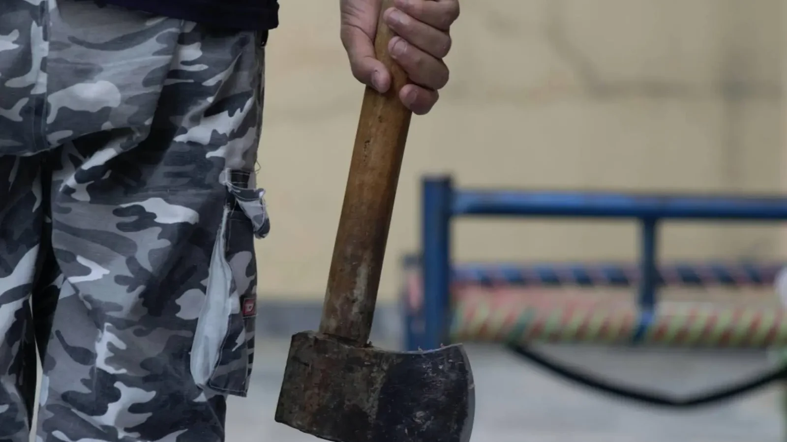 Négy és fél év börtönre ítélték a feleségét baltával és karddal bántalmazó mezőkövesdi férfit