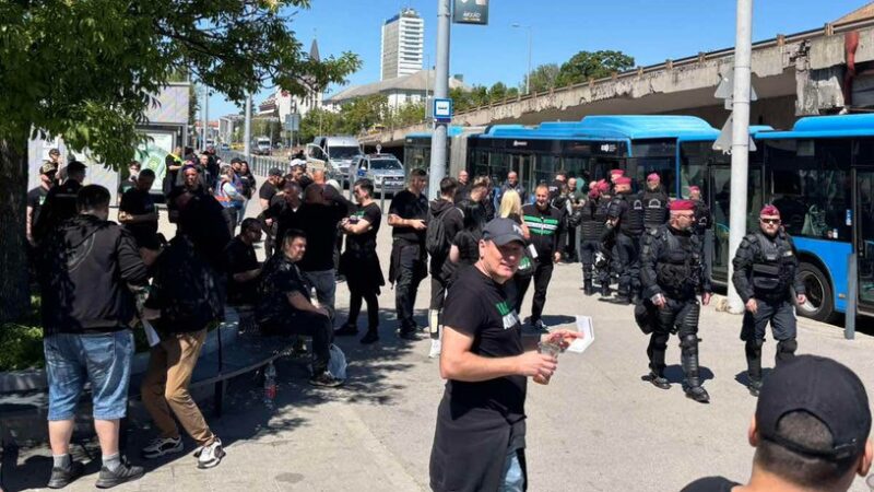Óriási balhé az Újpest–Fradin, szurkolói rendbontás miatt félbeszakadt a derbi
