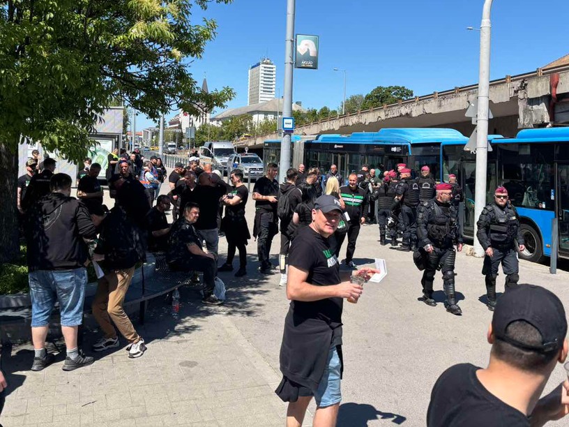 Óriási balhé az Újpest–Fradin, szurkolói rendbontás miatt félbeszakadt a derbi