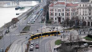 Brutális támadás a Szent Gellért téren: Gyomron fejelt egy férfi egy fiatal nőt a buszmegállóban
