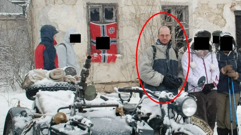 Kettős mérce és médiaetikai öngól: A Magyar Hang a Kitörés túra miatt támad, miközben a főszerkesztője is ott pózolt a horogkereszt mögött