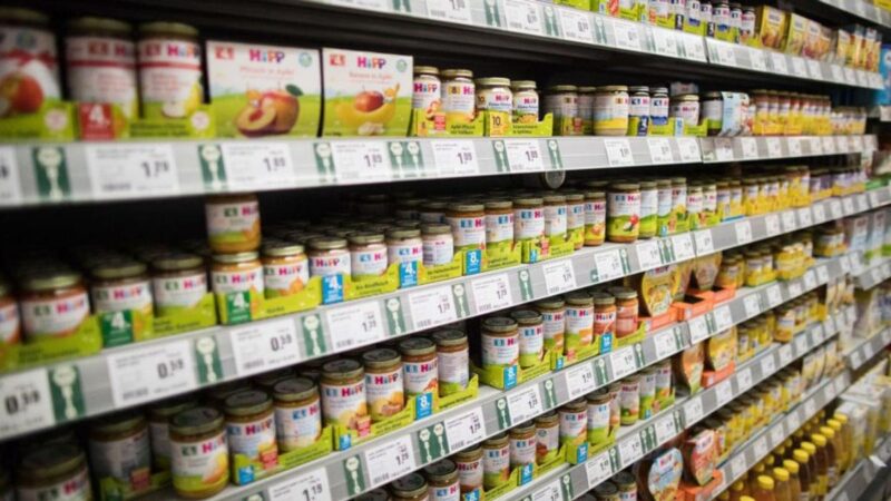 Őrizetbe vettek egy férfit Ausztriában a patkányméreggel szennyezett bébiételek ügyében