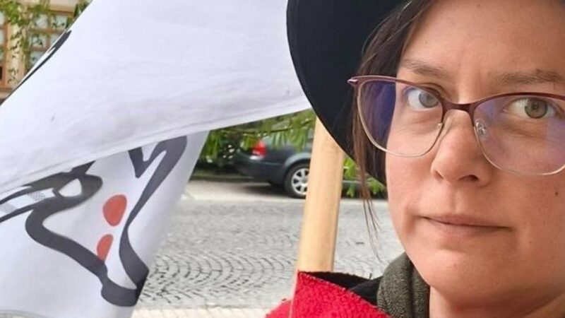 Rozsdaoldás saját vizelettel: Bizarr kísérlettel sokkol a Kutyapárt politikusa