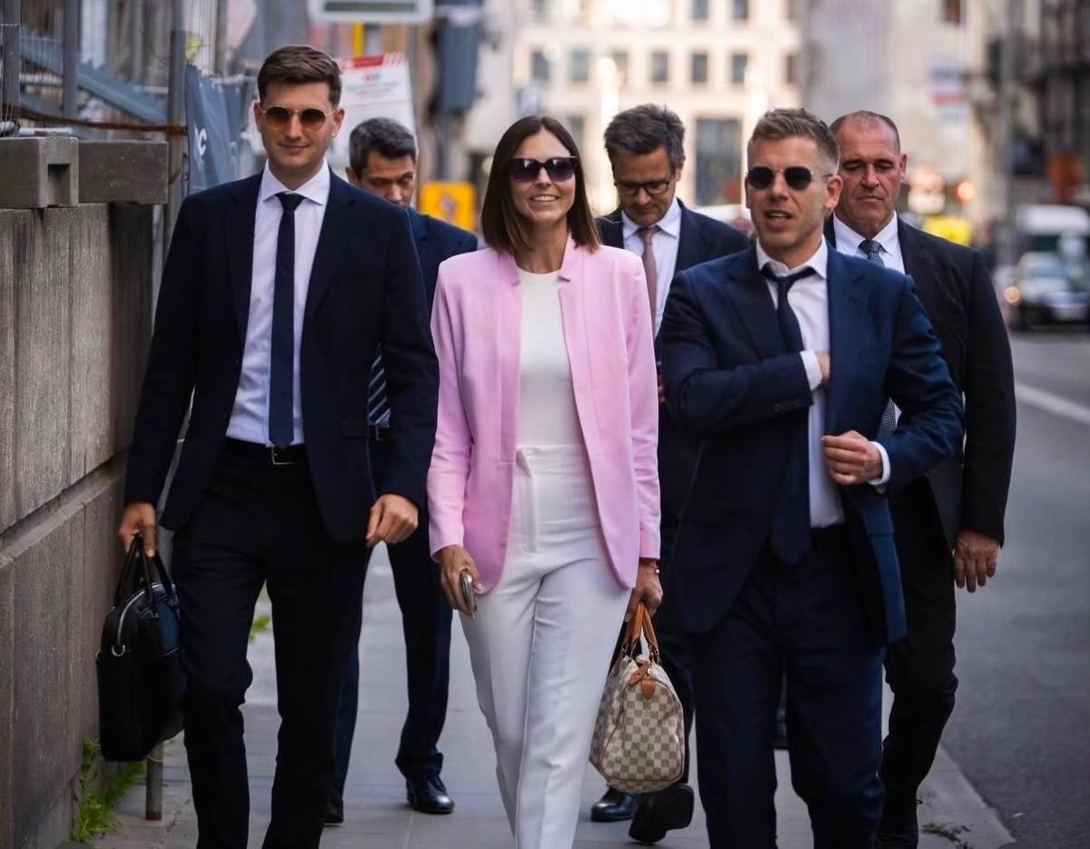 Luxustáska-botrány: Alig nevezték ki, máris kétezer eurós Louis Vuittonnal fotózták le az új kormányszóvivőt