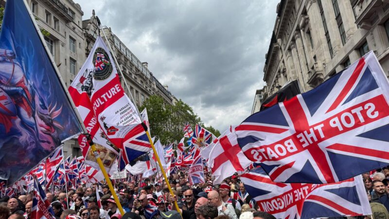 Hatalmas tüntetések Londonban: Bevándorlóellenes és palesztinpárti tömegek vonultak utcára