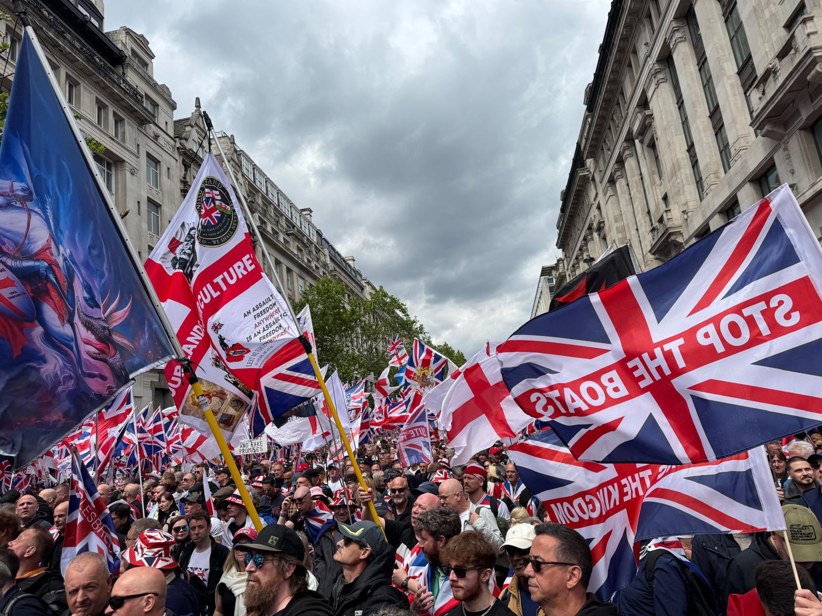 Hatalmas tüntetések Londonban: Bevándorlóellenes és palesztinpárti tömegek vonultak utcára