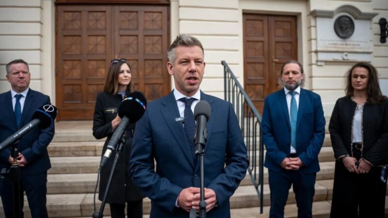 Magyar Péter kegyesen reagált Orbán Viktor felajánlására: Elfogadják a kárpátaljai adományt, de Havasi Bertalant lemondásra kérik