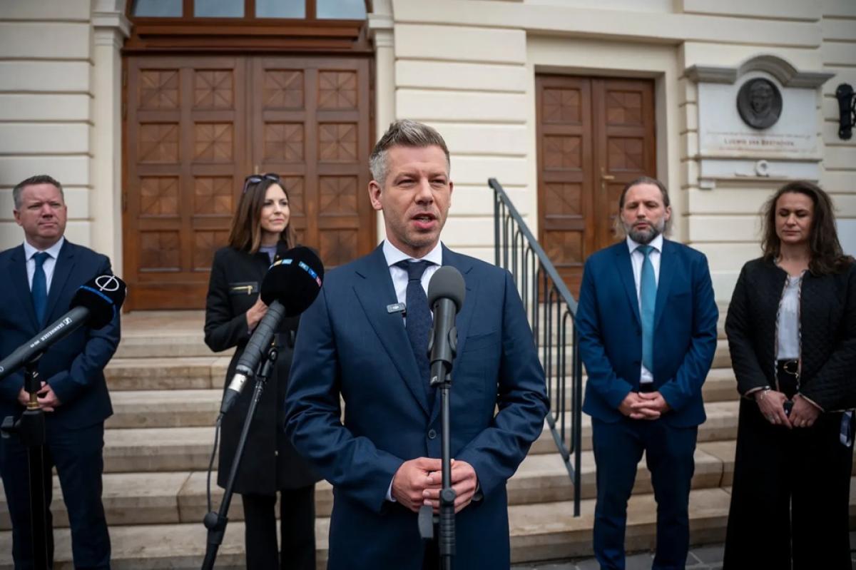 Magyar Péter kegyesen reagált Orbán Viktor felajánlására: Elfogadják a kárpátaljai adományt, de Havasi Bertalant lemondásra kérik