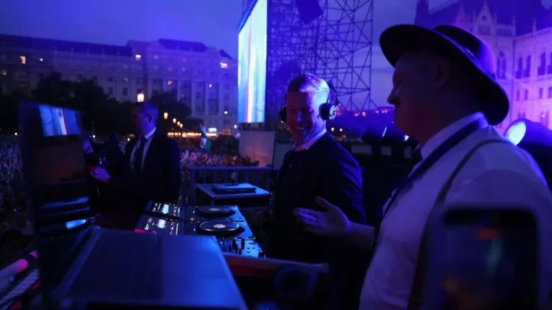 DJ-pult az eskü után: Komolytalan haknivá silányult a miniszterelnöki beiktatás