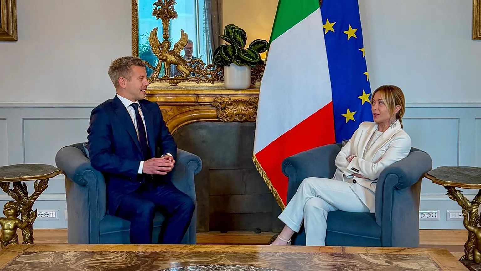 A vörös szőnyegtől a Palazzo Chigi hűvös falaiig: Magyar Péter római vizitje