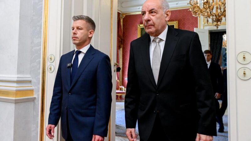 Fotóbotrány: Magyar Péterék kiretusáltatták az államfőt a történelemből?