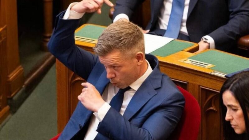 Parlamenti csatározások a Tisza-kormány és az ellenzék között: Az önmérséklet hirdetésétől a maffiavádakig és az alkotmányos visszalépésig