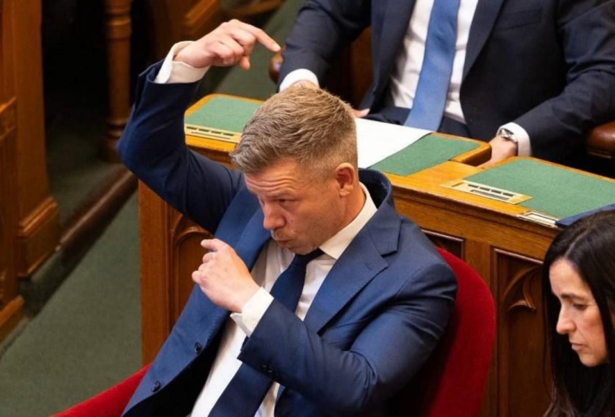 Parlamenti csatározások a Tisza-kormány és az ellenzék között: Az önmérséklet hirdetésétől a maffiavádakig és az alkotmányos visszalépésig