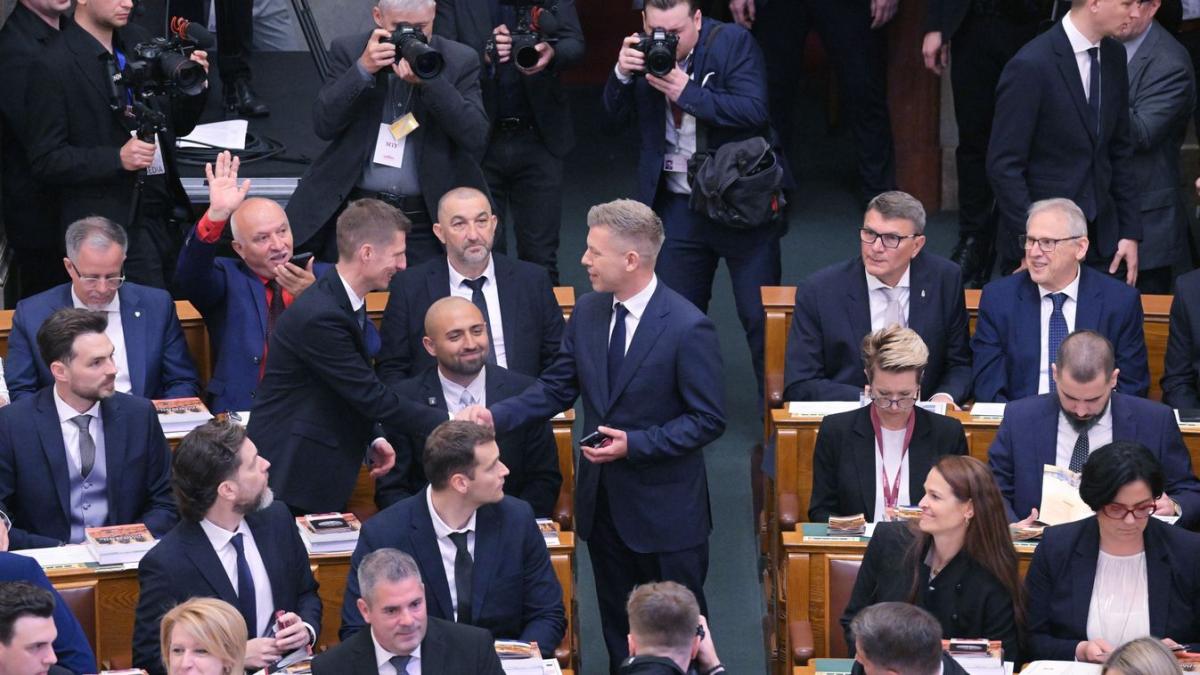 Ellentmondás az új kormány első lépéseiben: Törvénybe iktatták a háborús veszélyhelyzeti rendeleteket