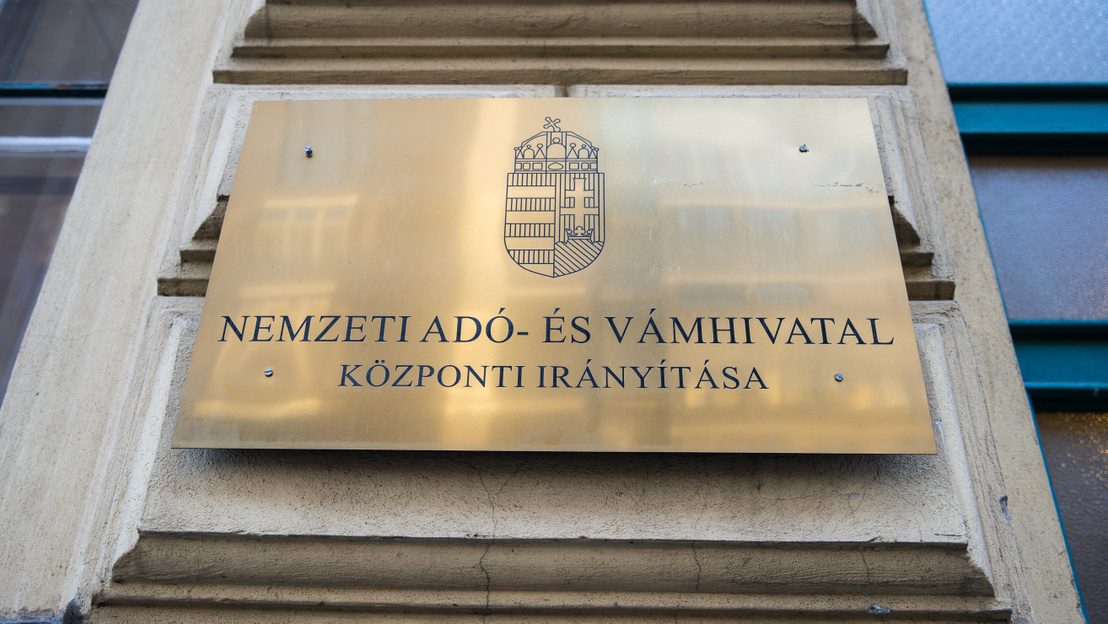 Élsportoló vezette a számlagyárat: Egymilliárdos adócsalás miatt csapott le a NAV