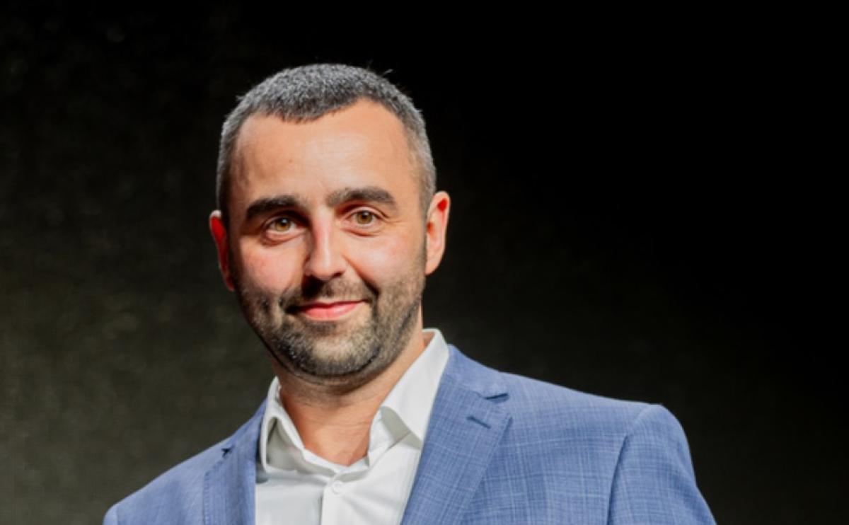 Összeverték Pető Pétert, a 24.hu főszerkesztőjét