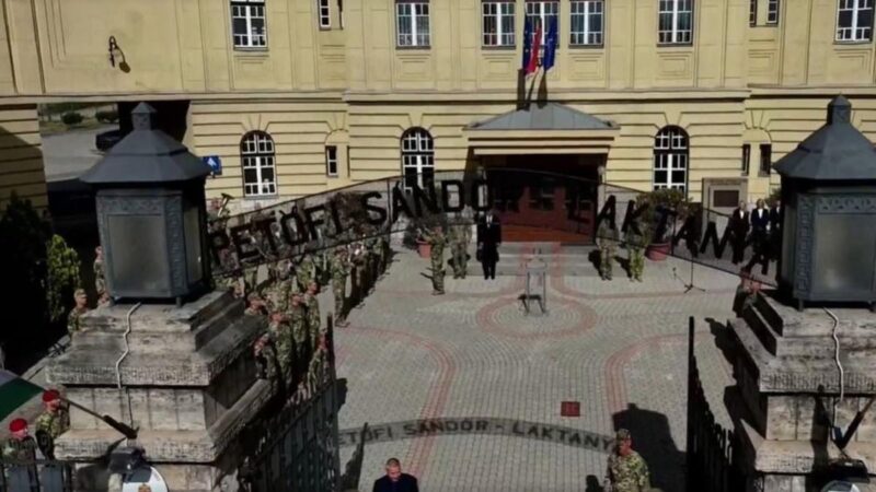 Visszakerült Petőfi Sándor neve a Budaörsi úti laktanyára – Ruszin-Szendi levetette a Mária Terézia táblát