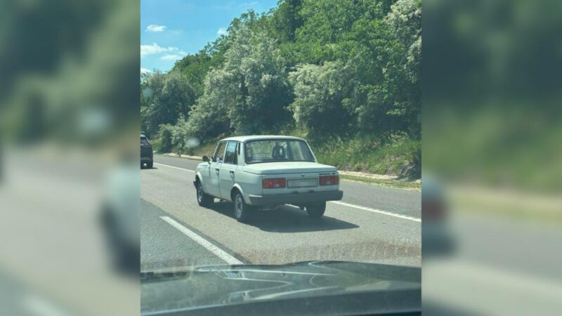 Kocsiba be, könyököt ki: Az M7-esen csapatta a Wartburgjával Pintér Sándor