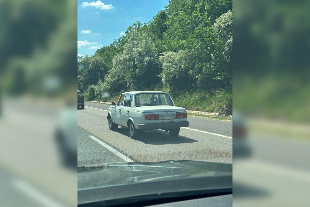 Kocsiba be, könyököt ki: Az M7-esen csapatta a Wartburgjával Pintér Sándor