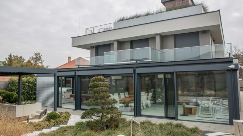 Ingatlan-showműsor a politikai porondon: Magyar Péter a Karmelitát fotózza, miközben a Ruszin-villa luxusáról mélyen hallgat