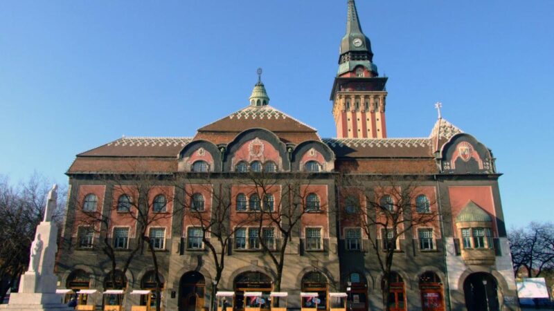 Etnikai villongás Szabadkán: Letépték és felgyújtották egy ballagó magyar diák zászlóját a belvárosban