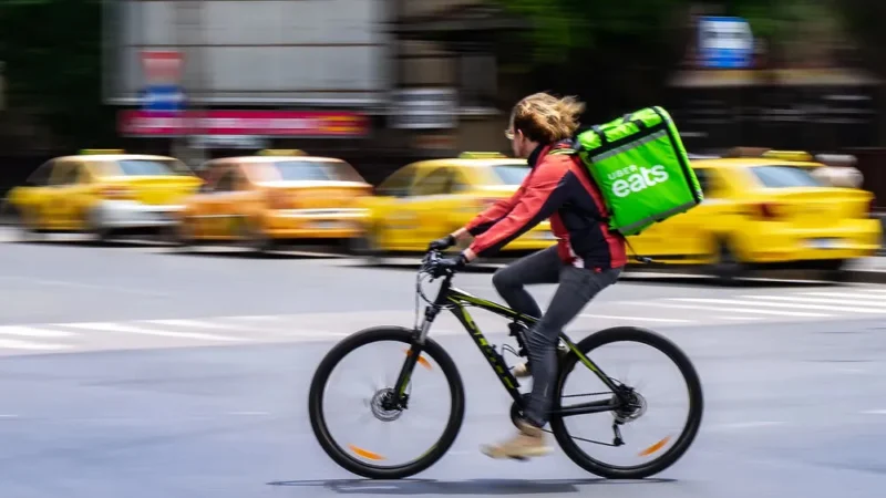 Uber Eats érkezhet a magyar piacra: felvásárolhatják a Foodorát