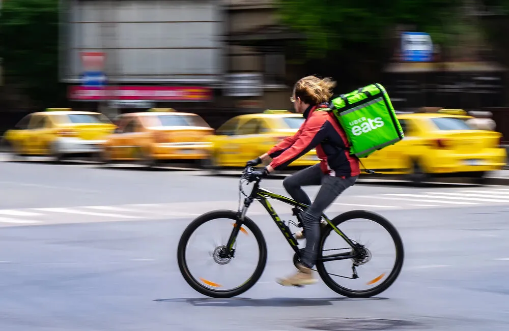 Uber Eats érkezhet a magyar piacra: felvásárolhatják a Foodorát