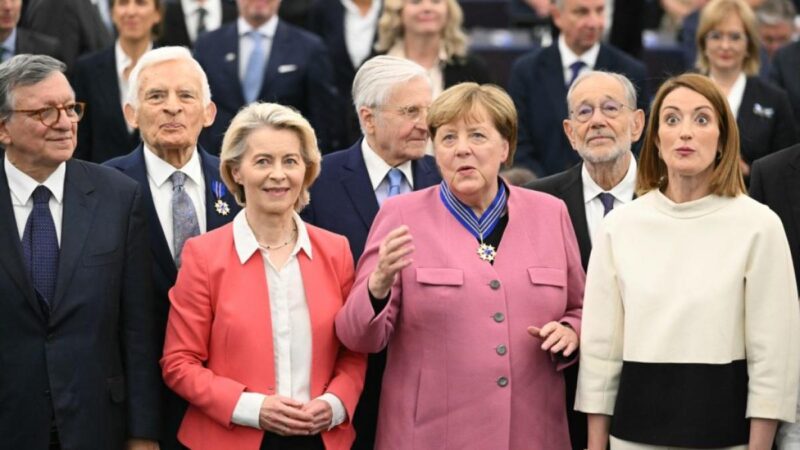 Történelmi pillanat Strasbourgban: Merkel, Wałęsa és Zelenszkij kapták meg az újonnan alapított Európai Érdemrendet