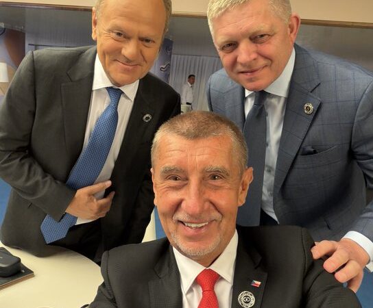 Robert Fico a V4-ek újjászületését sürgeti: Magyar Pétert várják a „három testőr” mellé