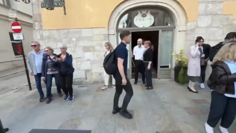 Nyelvi koktél a halászlé felett: Magyar Péter négy nyelven szólalt meg egyetlen mondatban – videóval