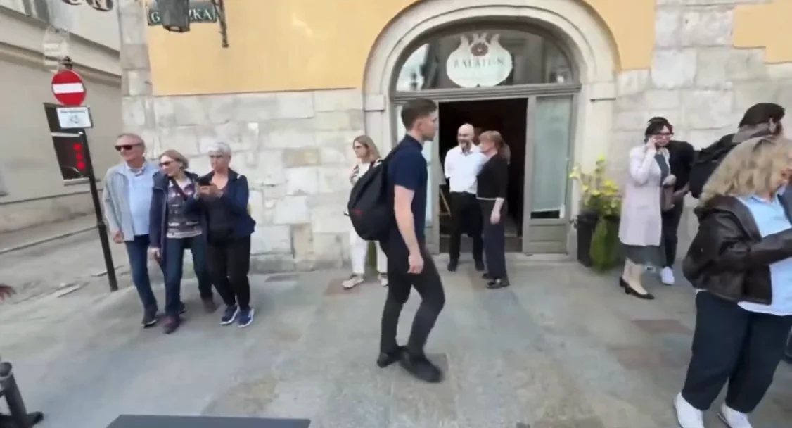 Nyelvi koktél a halászlé felett: Magyar Péter négy nyelven szólalt meg egyetlen mondatban – videóval
