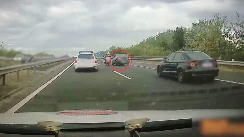 Életveszély az utakon: 150-nel száguldott és a motoros rendőrökre rántotta a kormányt a részeg menekülő