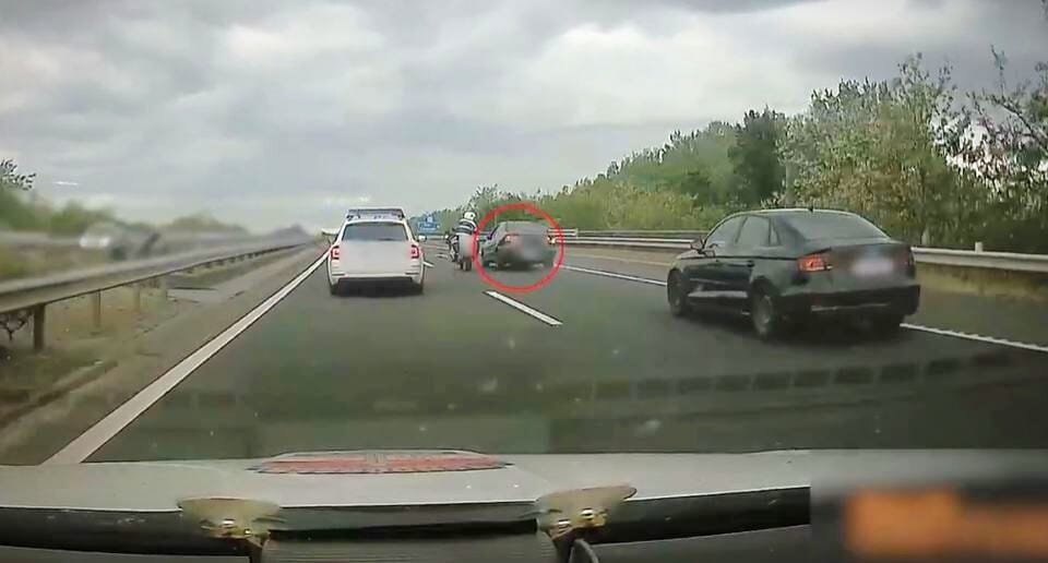 Életveszély az utakon: 150-nel száguldott és a motoros rendőrökre rántotta a kormányt a részeg menekülő