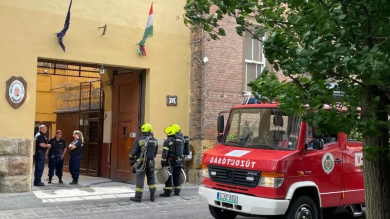 Cellatűz a Gyorskocsi utcában: Felgyújtotta a matracát egy fogvatartott, többen kórházba kerültek