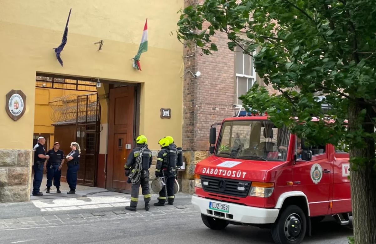 Cellatűz a Gyorskocsi utcában: Felgyújtotta a matracát egy fogvatartott, többen kórházba kerültek