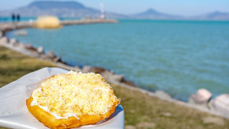 Balatoni árak 2026: ennyibe kerül idén a lángos és a palacsinta a strandon