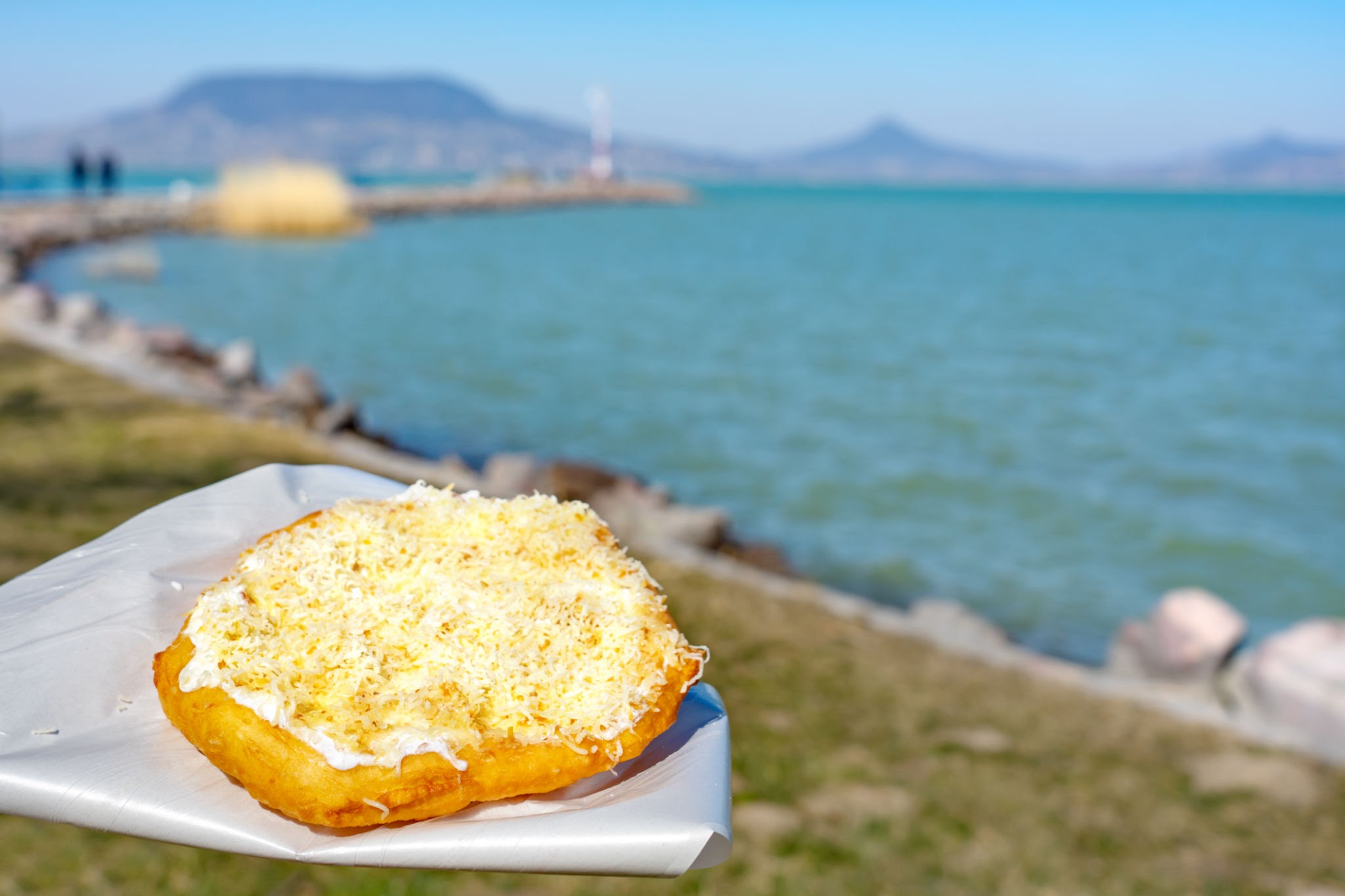 Balatoni árak 2026: ennyibe kerül idén a lángos és a palacsinta a strandon