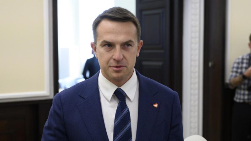 Diplomáciai baki Varsóban: Orbán Viktor érkezését jelentette be a lengyel kormányszóvivő Magyar Péter helyett