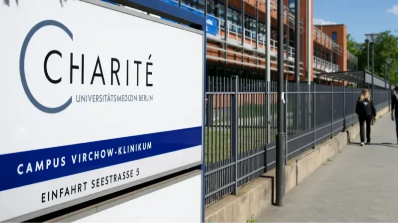 Ebolával fertőzött beteget kezelnek Berlinben, Prágába is gyanús esetet várnak