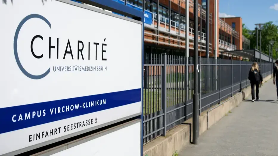 Ebolával fertőzött beteget kezelnek Berlinben, Prágába is gyanús esetet várnak
