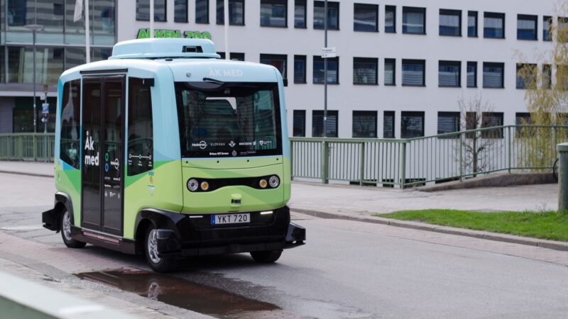 Kudarccal indult az önvezető busz tesztje Svédországban: már az első napon villamossal ütközött