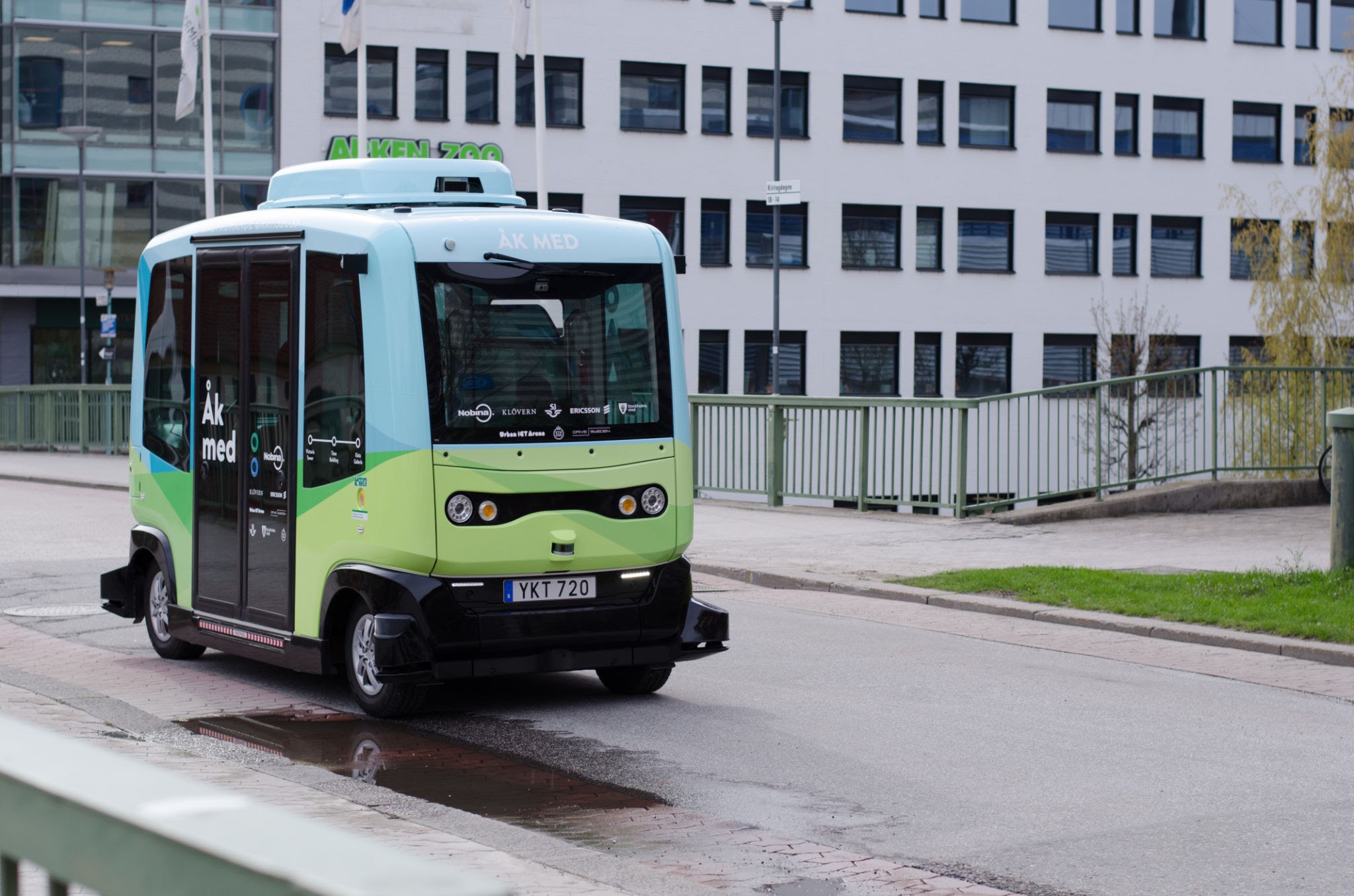 Kudarccal indult az önvezető busz tesztje Svédországban: már az első napon villamossal ütközött