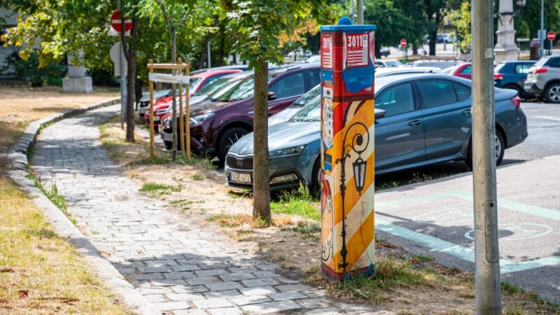 Digitális parkolási fordulat Budapesten: Júliustól eltűnnek a fizetőautomaták az utcákról