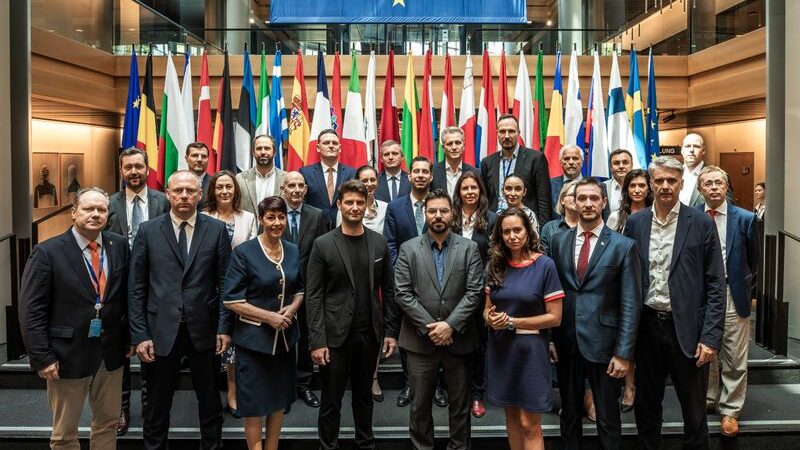 Az Európai Hatóság megvonná a Szuverén Nemzetek Európája frakció finanszírozását