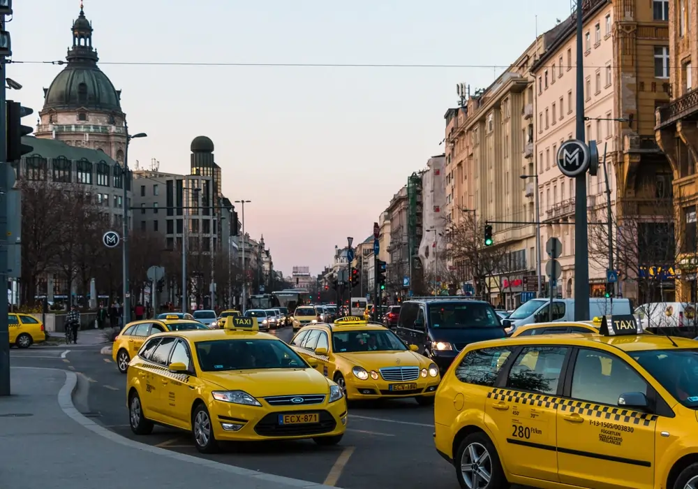 Káosz fenyeget Budapesten a BL-döntő hétvégéjén: Megbénulhat a reptér, taxisblokád jöhet