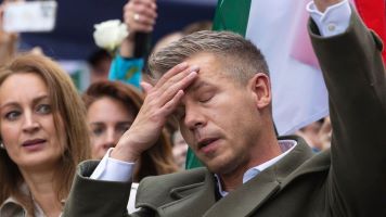 Dokumentumok a kutyapiszokban: Az utcán landolt a Tisza-féle „szakmaiság”